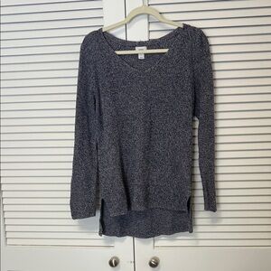 Old Navy Marled Knit V-Neck Sweater in Navy and White